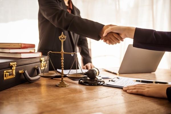 Mediation vs Arbitration for Resolving Business Disputes